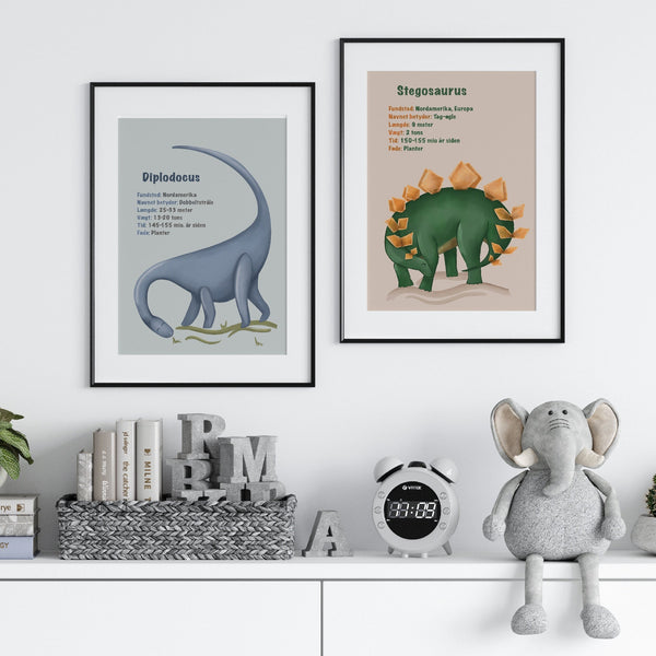 Se Lille Plakat Plakatsæt - Diplodocus & Stegosaurus - Med Infotavler- 2 Plakater hos Lille plakat