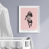 Fødselsplakat - Baby på ryggen 2 - Akvarel - Lille Plakat