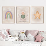 Baby Plakat - Regnbue Lysbrun Baggrund - Samarbejde Med Søvnplejersken - Lille Plakat
